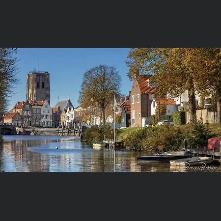 Luxe Monumenten Pand Aan De Haven 10 Personen 5 Slaapkamers Hébergement de vacances Goedereede